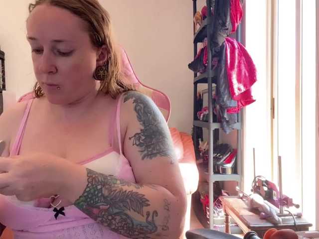 NylonQueen live webcam show