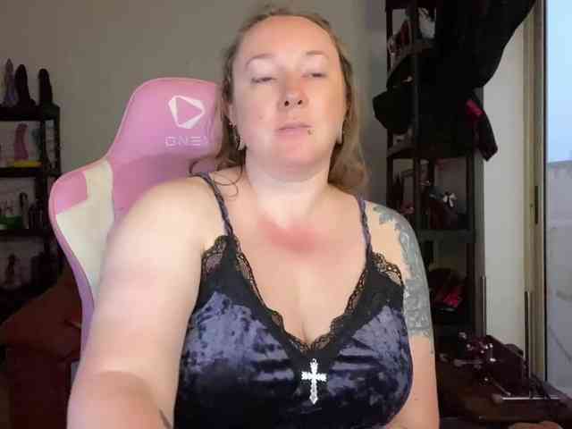 NylonQueen webcam