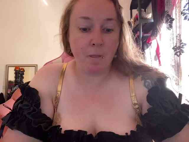NylonQueen webcam