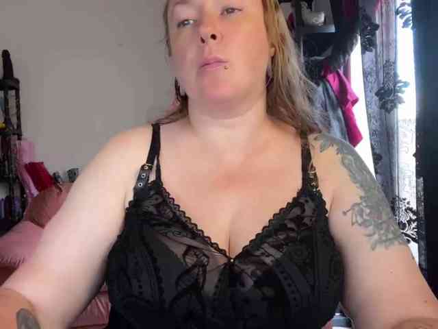 NylonQueen webcam