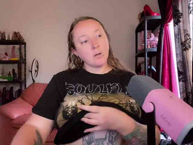 NylonQueen webcam