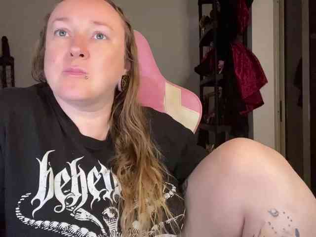 NylonQueen webcam