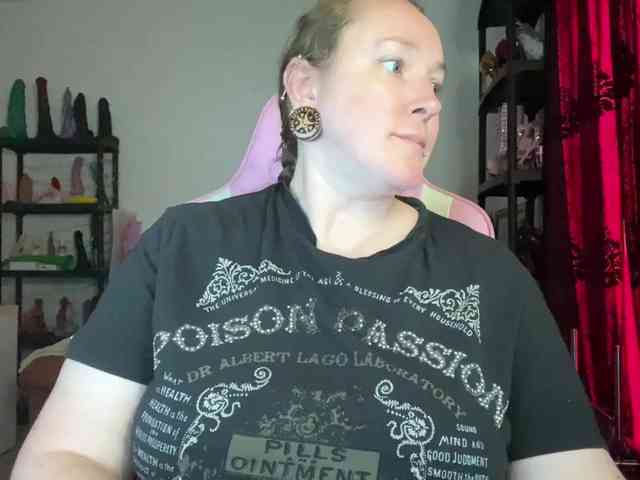 NylonQueen webcam