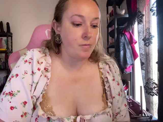 NylonQueen webcam