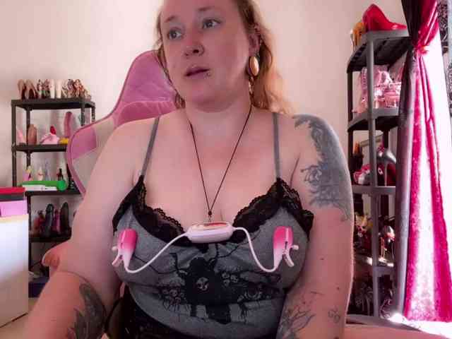 NylonQueen webcam