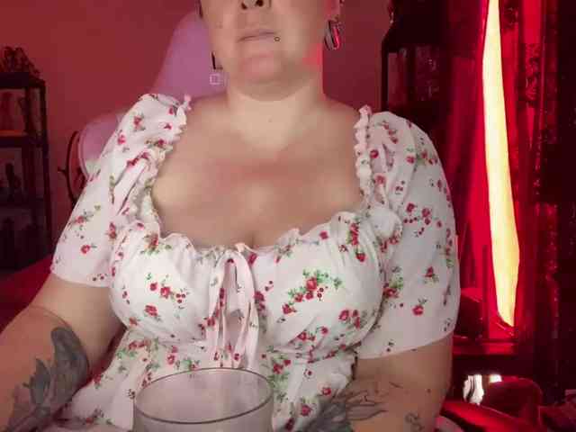 NylonQueen webcam