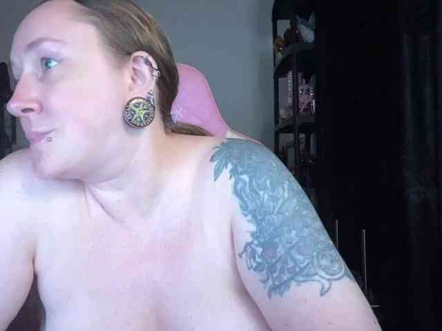 NylonQueen webcam