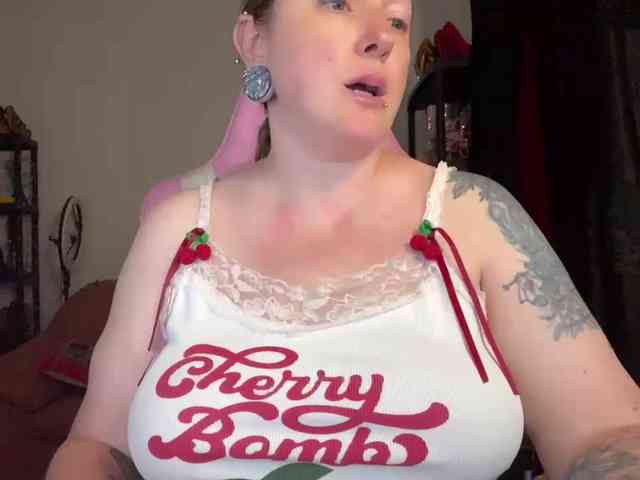 NylonQueen webcam
