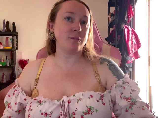 NylonQueen webcam