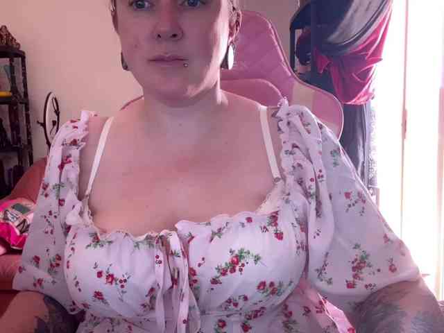 NylonQueen webcam