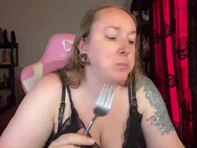 NylonQueen webcam