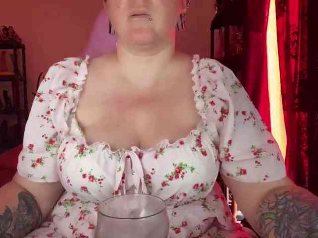 NylonQueen webcam