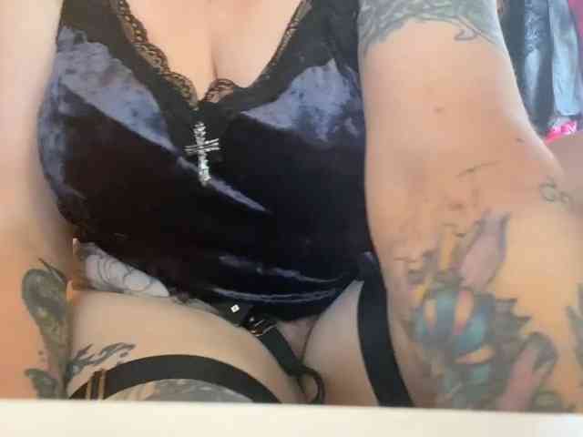 NylonQueen webcam