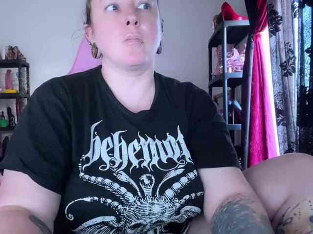 NylonQueen webcam