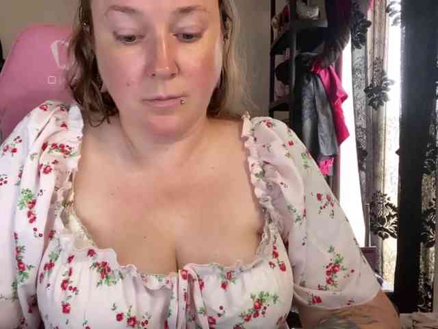 NylonQueen webcam