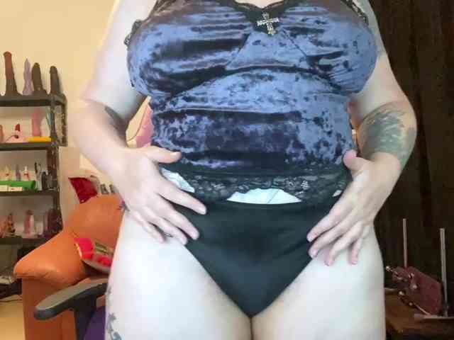 NylonQueen webcam
