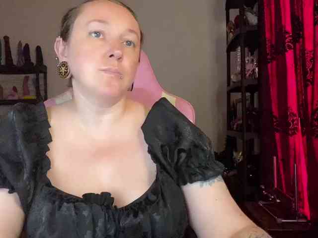 NylonQueen webcam