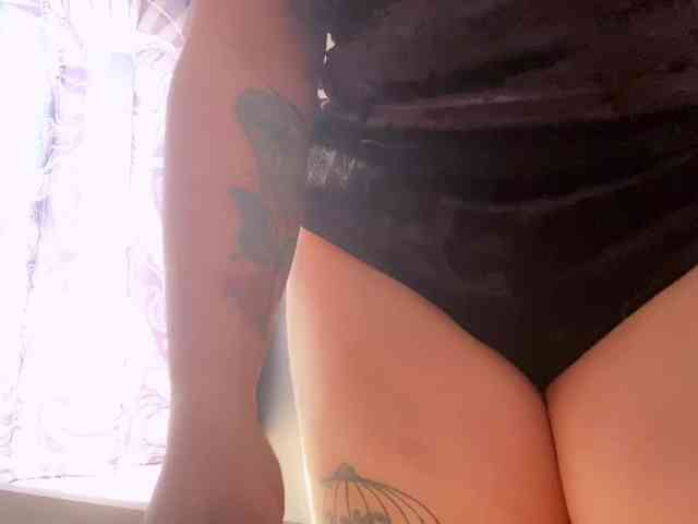 NylonQueen webcam