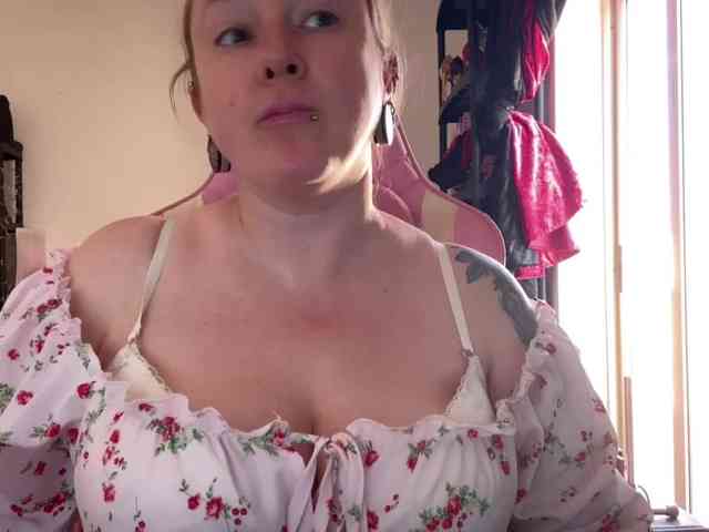 NylonQueen webcam