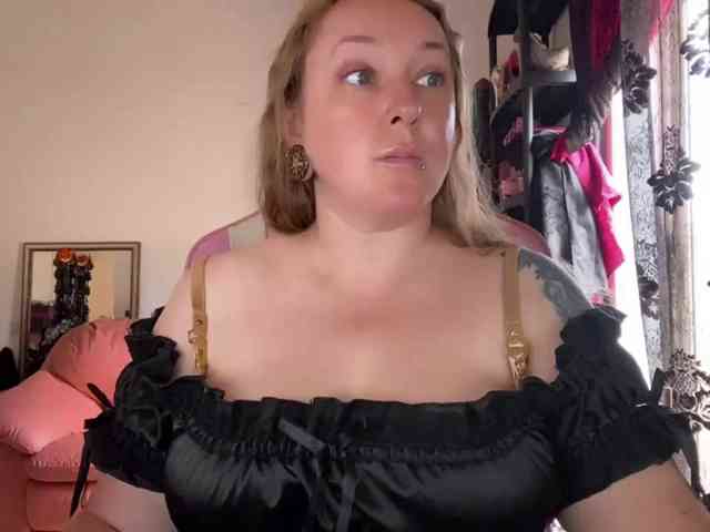 NylonQueen webcam