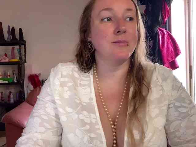 NylonQueen webcam