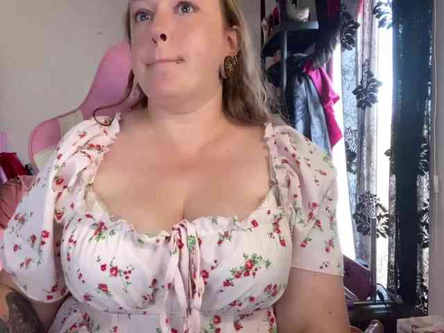 NylonQueen webcam