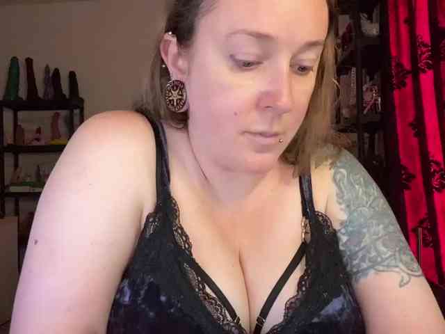 NylonQueen webcam