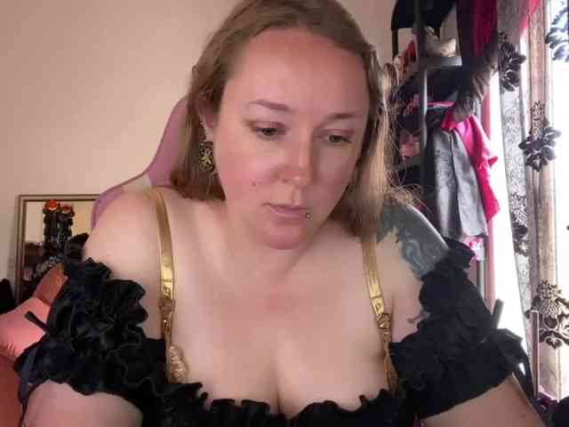 NylonQueen webcam