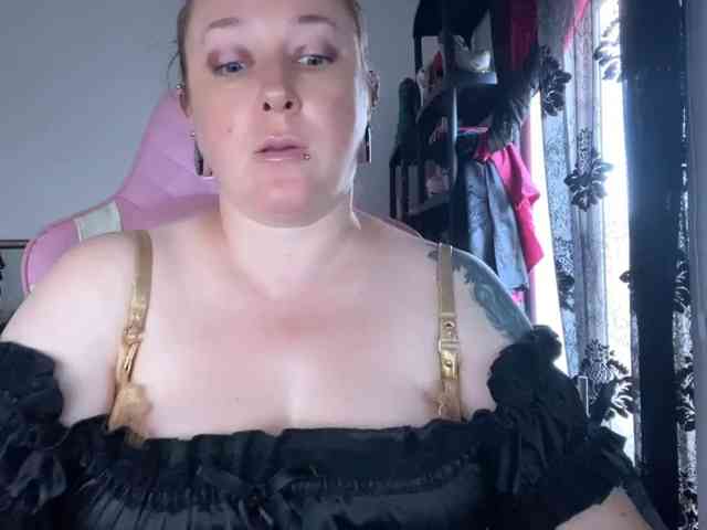 NylonQueen webcam