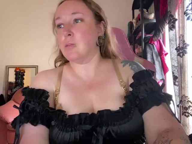 NylonQueen webcam