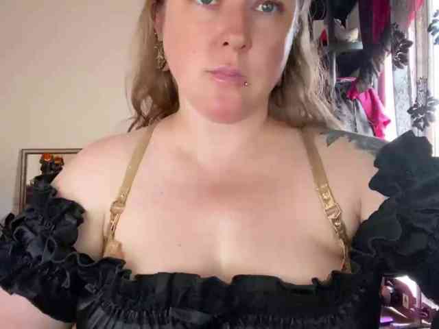 NylonQueen webcam