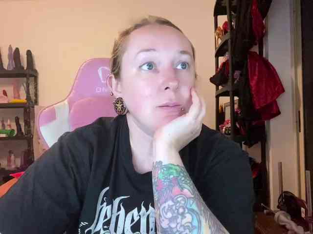 NylonQueen webcam