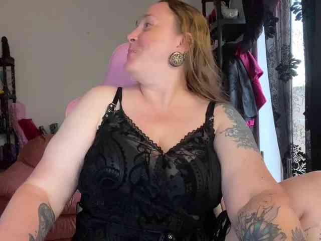 NylonQueen webcam