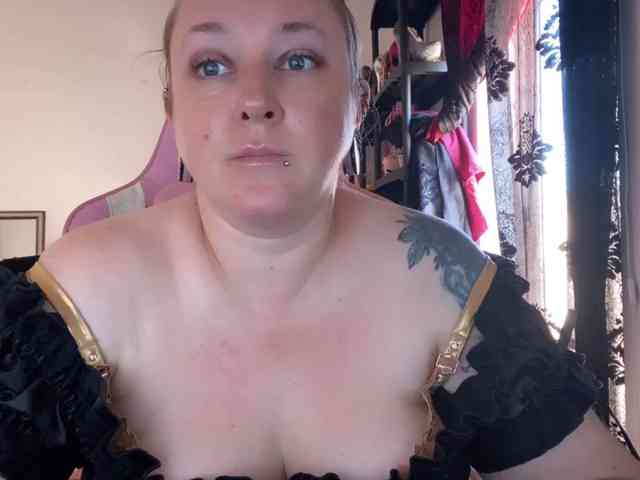 NylonQueen webcam