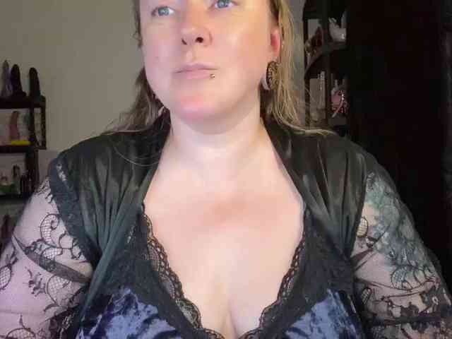 NylonQueen webcam