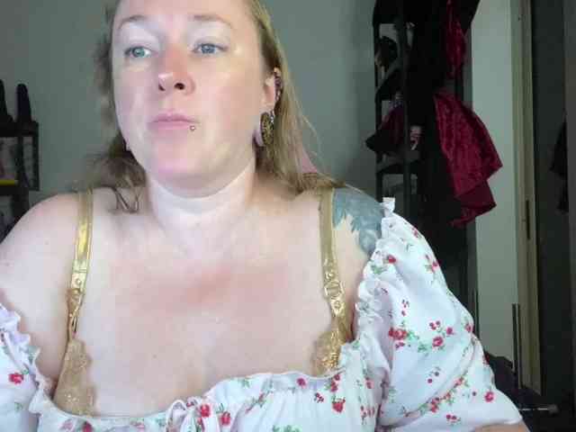 NylonQueen webcam