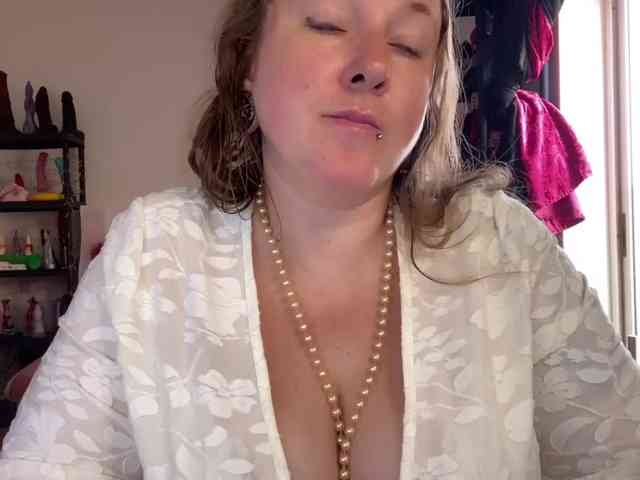 NylonQueen webcam