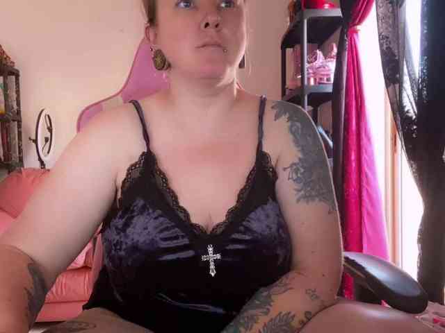 NylonQueen webcam