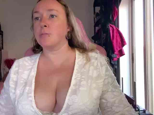NylonQueen webcam