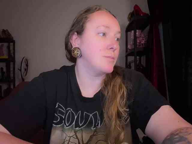 NylonQueen webcam