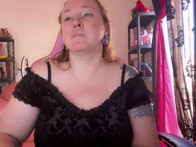 NylonQueen webcam