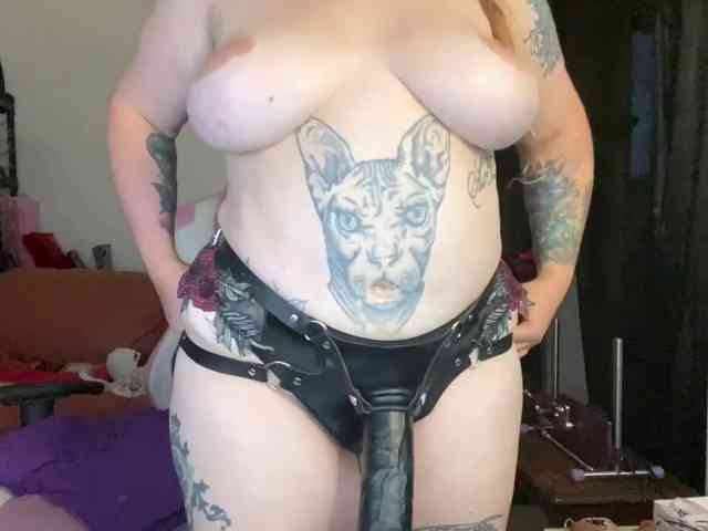 NylonQueen webcam