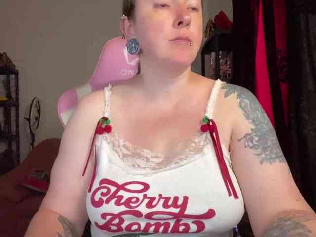 NylonQueen webcam