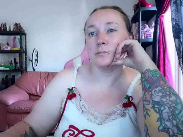 NylonQueen webcam