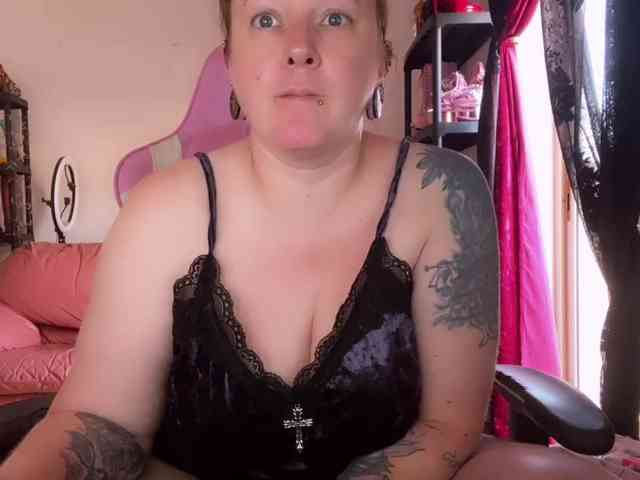 NylonQueen webcam