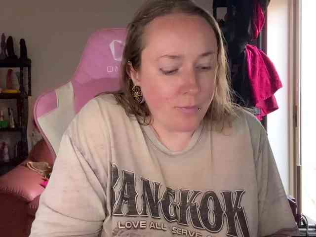 NylonQueen webcam