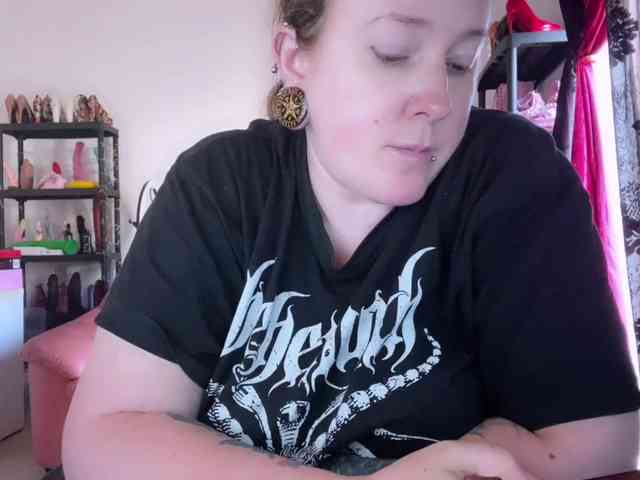 NylonQueen webcam