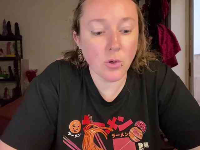 NylonQueen webcam