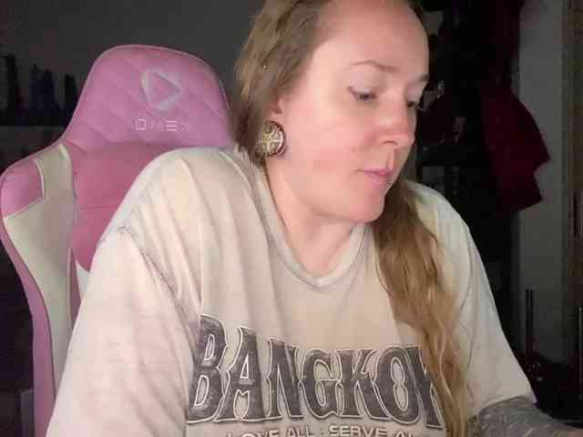 NylonQueen webcam