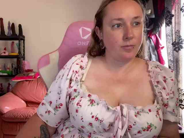 NylonQueen webcam
